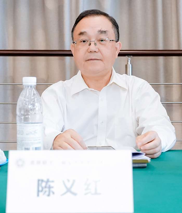 新特光电董事长陈义红